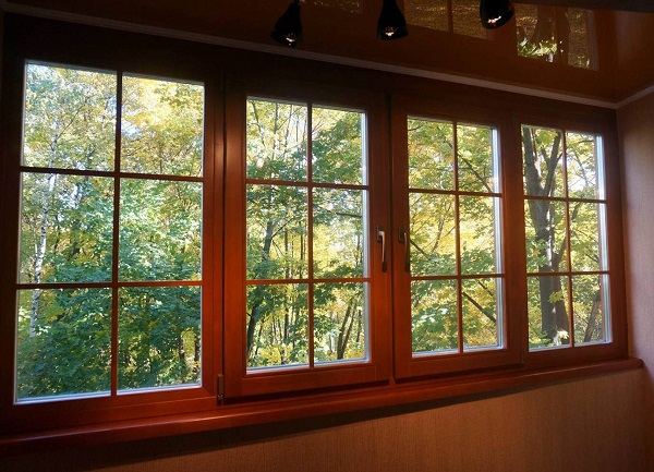 Широкое деревянное окно