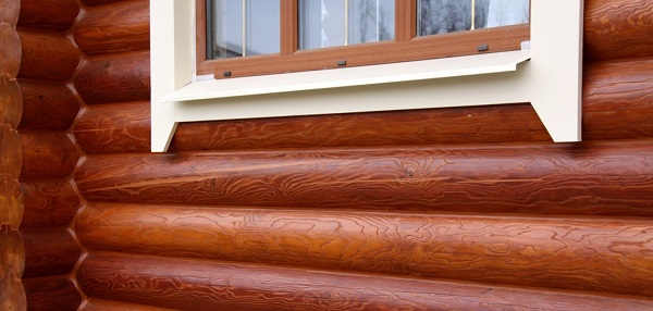 Швы деревянного дома, заделанные акриловым герметиком, выглядят очень эстетично