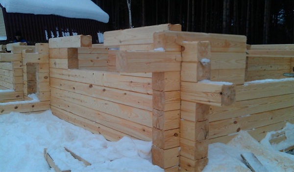Строительство деревянного дома не привязано к сезону – возводить постройки можно как в летний, так и в зимний период
