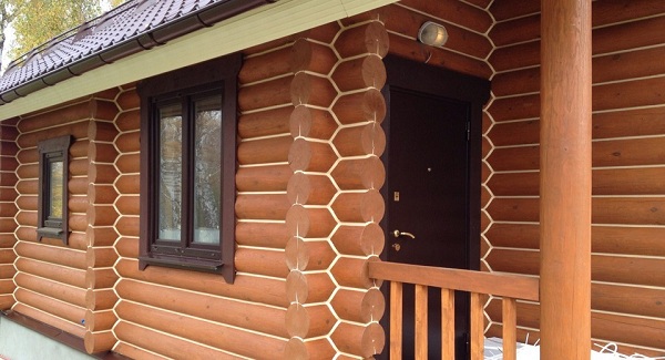 Утеплить деревянный дом при помощи герметиков можно самостоятельно, не имея особых навыков и мастерства