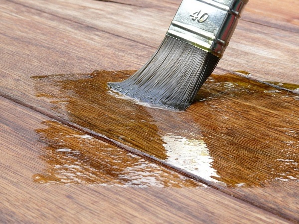 Обновление масляного покрытия деревянного пола