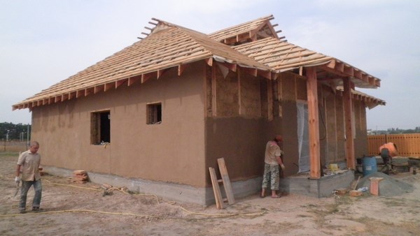 На фото – деревянный дом с глиняной штукатуркой