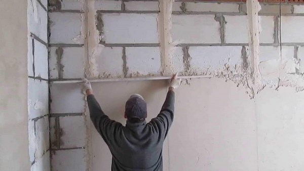 На фото – оштукатуривание ячеистого бетона