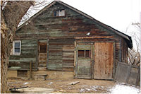 Чтобы не допустить такого состояния деревянного дома, периодически его нужно реставрировать