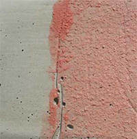На гладкую, плотную поверхность бетонного монолита для улучшения сцепления наносят грунтовки «бетоноконтакт» с добавлением кварцевого песка