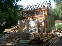 Демонтировать деревянный дом самостоятельно достаточно сложно, но реально