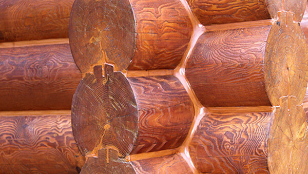 Герметизация швов акриловыми герметиками — один из способов утепления деревянного дома