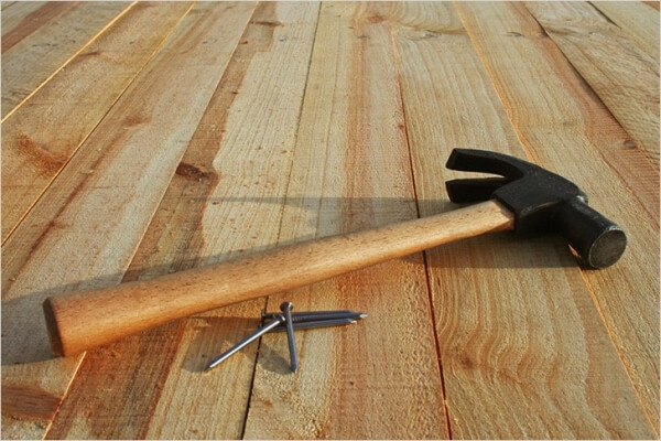 Современные материалы позволяют сделать ремонт деревянного пола достаточно быстрым мероприятием