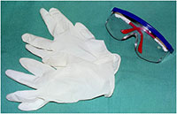 Защитные очки и перчатки – обязательный атрибут работы с монтажной пеной 