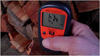 Таким прибором измеряют влажность древесины, прежде чем приступают к нанесению герметика 