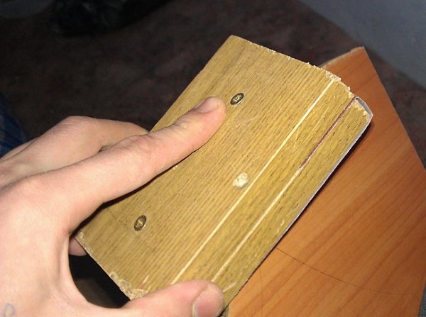 Деревянную поверхность удобно зачищать деревянным бруском с прикрепленной к нему наждачной бумагой