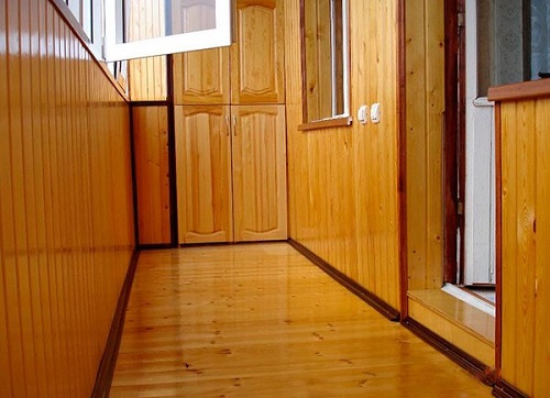 Деревянная отделка балкона с применением глянцевого лака