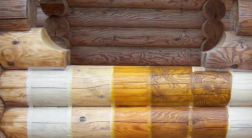 Деревянный сруб с участками, обработанными тонировочными маслами