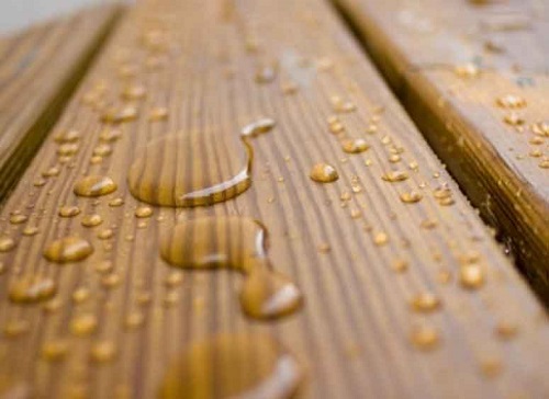 Вощеная древесина должна предотвращать впитывание воды в древесину