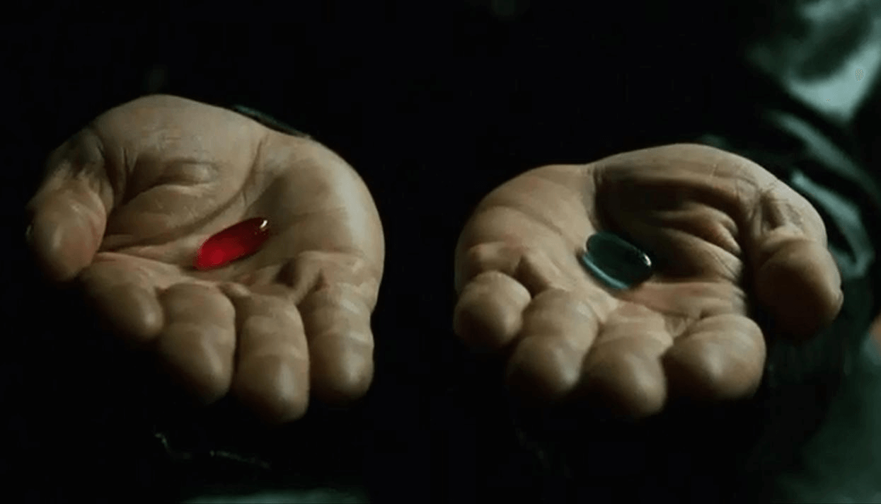 На фото – две таблетки из фильма «Матрица» как символ выбора между двумя возможностями