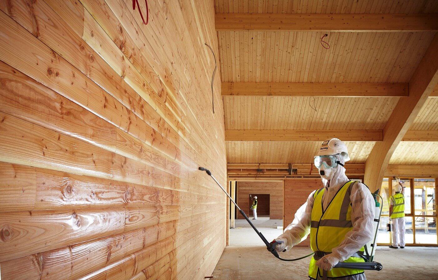 Герметизация межвенцовых швов в сочетании с огнебиозащитной пропиткой древесины обеспечивает существенное повышение огнестойкости здания