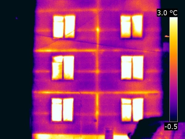 Теплограмма панельного дома показывает уход тепла через межпанельные швы